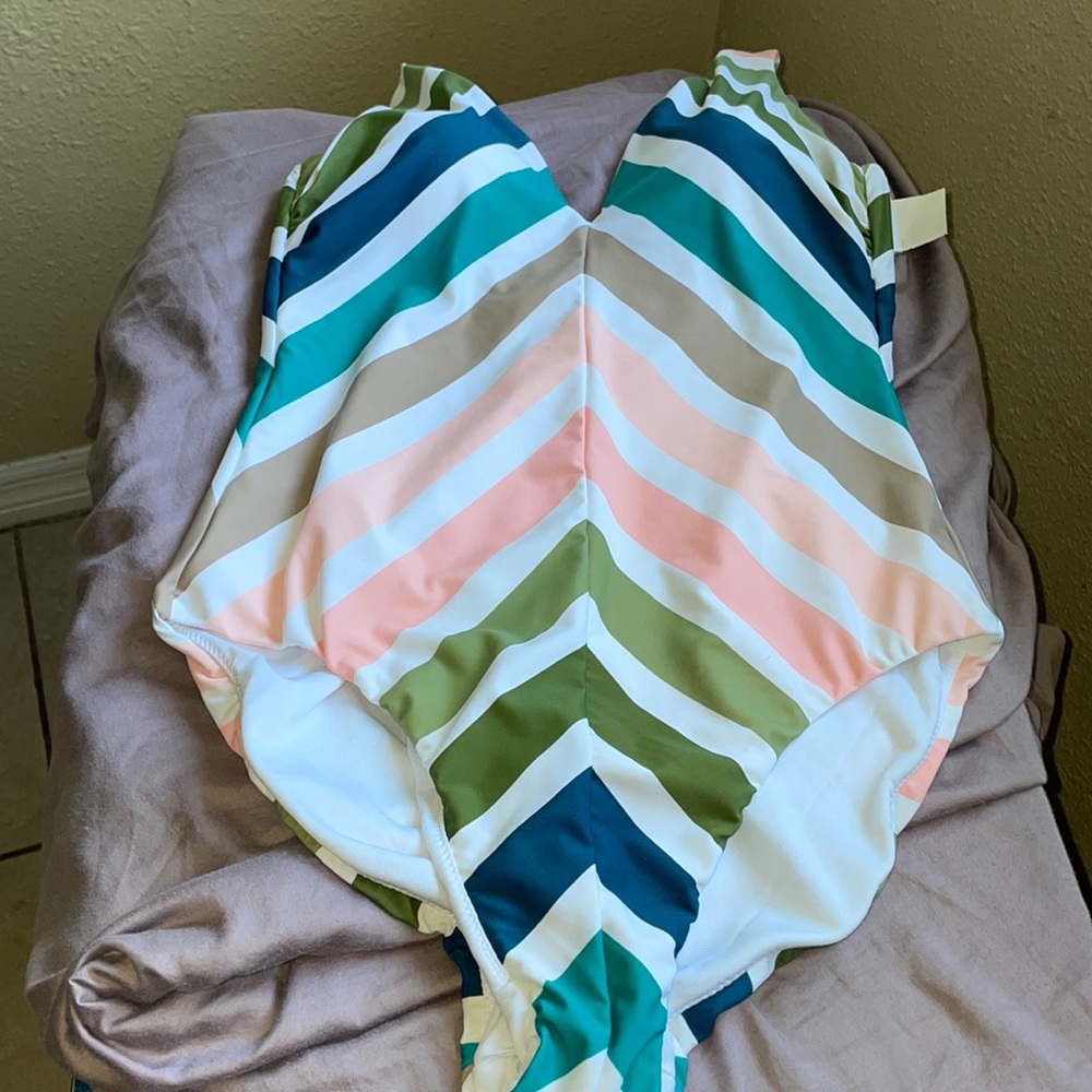 Bathing suite - Picture 2 of 3